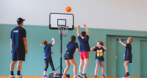 kids playing basketball as part of the kelly sport program 
