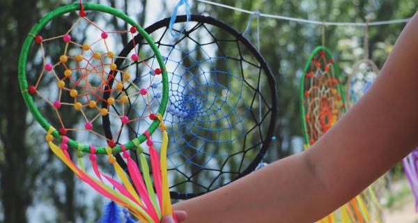 Kids Weaving Dream Catchers