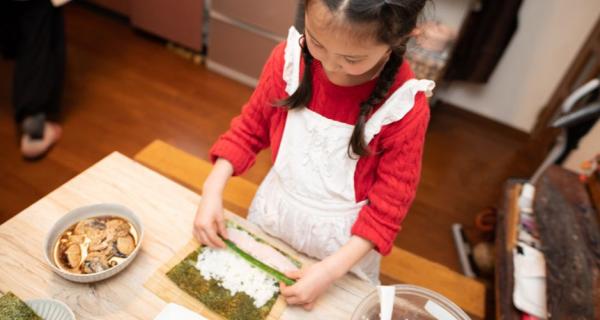 girl making sushi